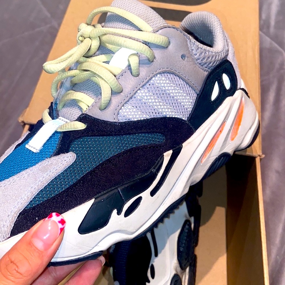 YEEZY SNEAKERS